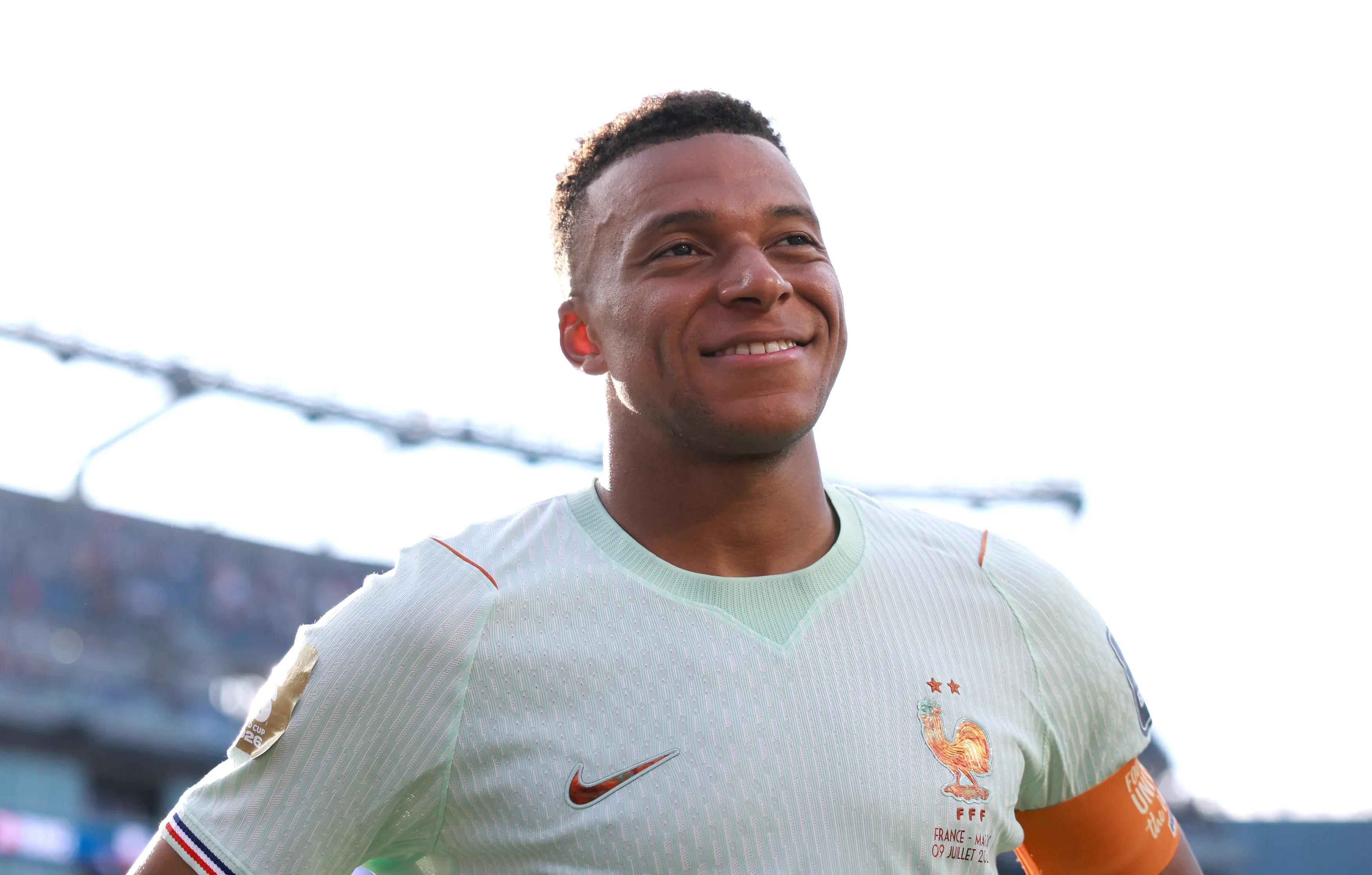 Mbappe vs Messi · Golden Boot at the Breaking Point — Who Separates from 8-8?